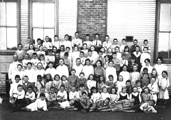 SCHOOL 1916-1.JPG (91825 bytes)